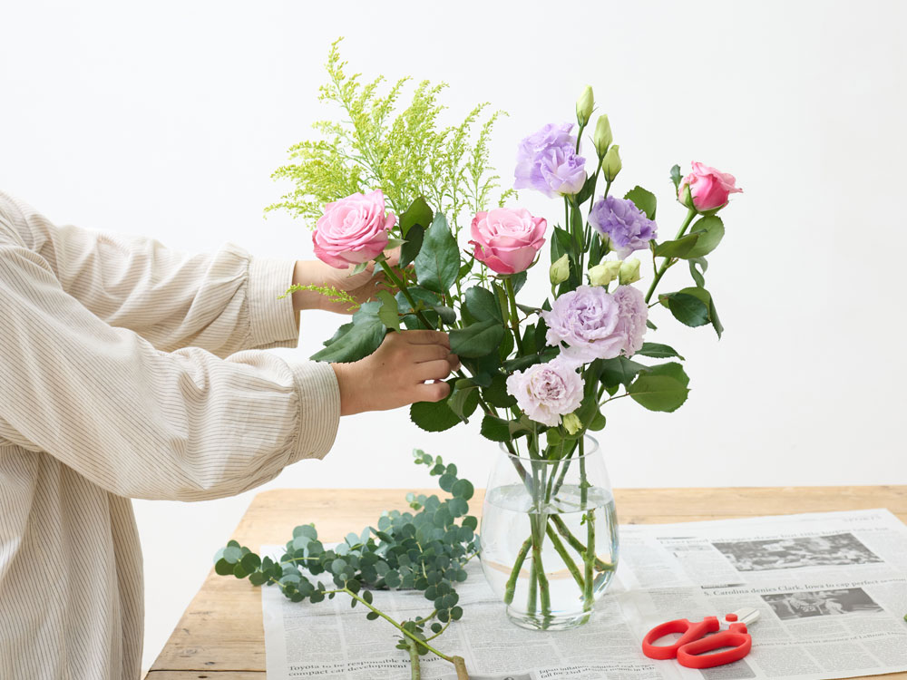花瓶に花をアレンジする様子